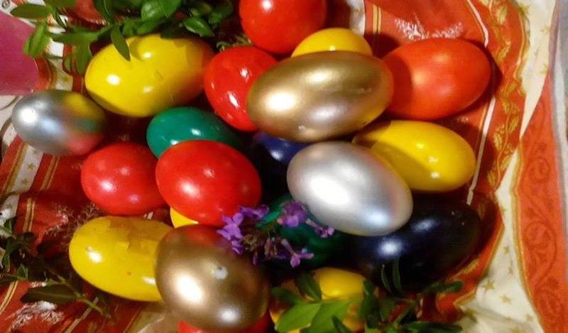 Deși arată foarte bine când sunt puse pe masă, ouăle colorate cu vopsea din comerț nu sunt sănătoase pentru organism din cauza substanțelor chimice din vopsea. FOTO: ARHIVĂ